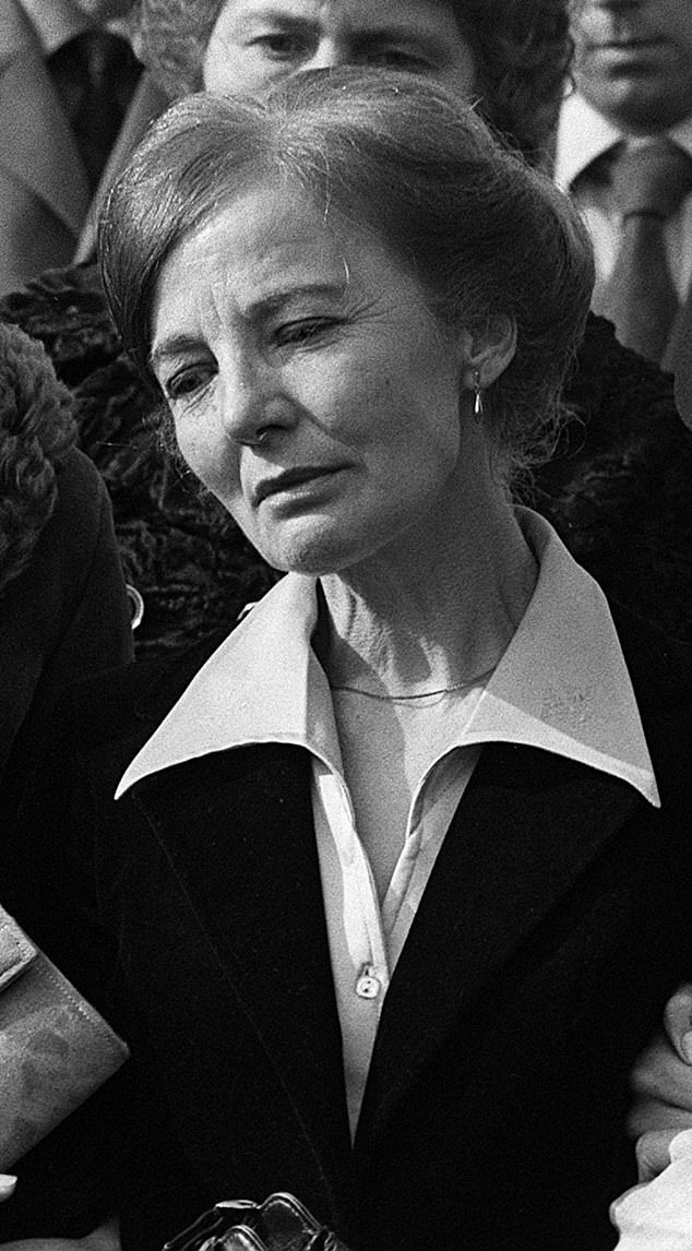 Ingeborg Niedermayer, abgebildet bei der Beerdigung ihres Mannes im Jahr 1980, nahm sich 17 Jahre nach der Entführung von Thomas das Leben
