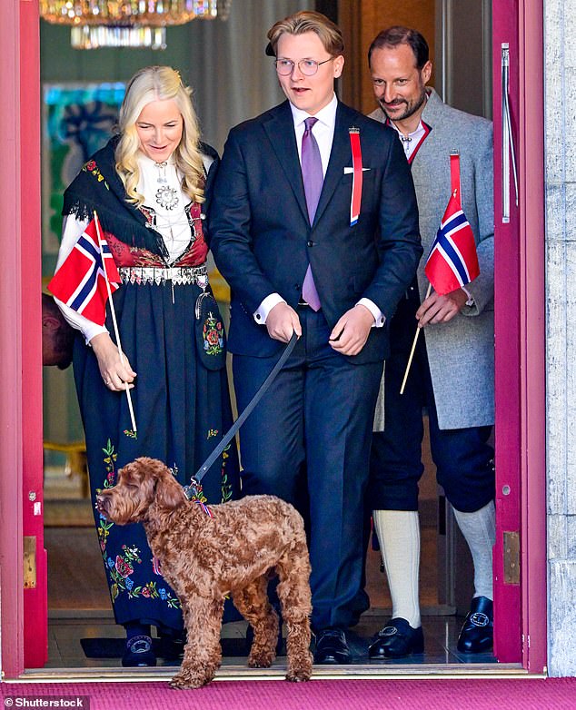 Mette-Marit im Mai mit ihrem Ehemann Prinz Haakon (rechts) und ihrem Sohn Prinz Sverre Magnus (Mitte).