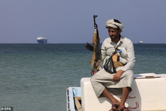 Der Angriff war der jüngste durch Militante im Jemen.  Ein bewaffneter Jemenit sitzt auf einem Boot vor dem Frachtschiff Galaxy Leader, das am 5. Dezember von den Houthis vor der Küste des Al-Salif-Hafens am Roten Meer in Hodeidah, Jemen, beschlagnahmt wurde