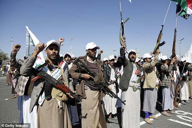 Jemeniten, die kürzlich von der Houthi-Bewegung militärisch ausgebildet wurden, halten ihre Waffen in der Hand und rufen Parolen, während sie am 2. Dezember an einer bewaffneten Volksparade auf dem Al-Sabeen-Platz teilnehmen, um sich auf den Kampf gegen Israel im Gazastreifen vorzubereiten