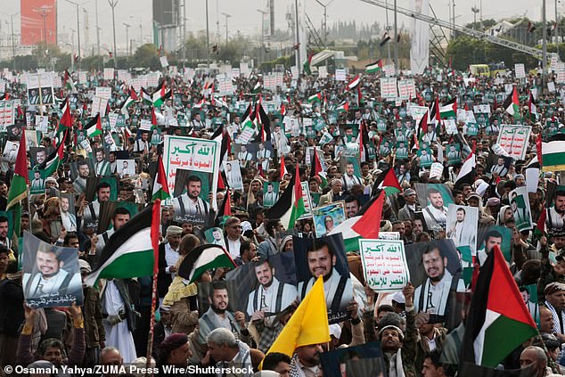Demonstranten in Sanaa im Jemen nehmen am 15. Dezember an einer Demonstration aus Solidarität mit den Palästinensern im Gazastreifen inmitten des Konflikts teil.  Die mit dem Iran verbündeten Houthis haben Angriffe auf Schiffe im Roten Meer gestartet und Drohnen und Raketen eingesetzt, um Israel anzugreifen