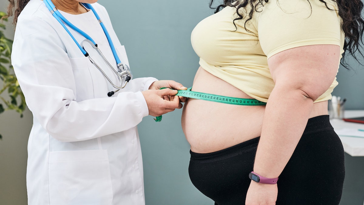 Frau mit Fettleibigkeit beim Arzt