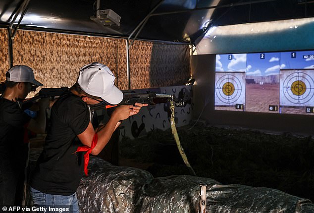 Palästinensische Jugendliche nehmen während eines von der Hamas organisierten militärischen Sommercamps an Schießübungen teil