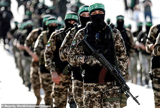Bewaffnete Männer der Izz al-Din al-Qassam-Brigaden, dem militärischen Flügel der Hamas, nehmen an einer Militärparade in Gaza-Stadt teil