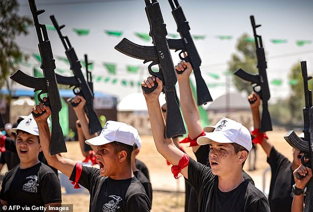 In diesem Sommer hat die Hamas ihre jährlichen Sommercamps „Schilde von Jerusalem“ wiedereröffnet, die darauf abzielen, kleine Kinder mit Ideen des Radikalismus und des bewaffneten Kampfes gegen die ganze Welt vertraut zu machen