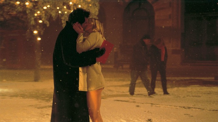 In Bridget Jones‘ Tagebuch küssen sich ein Mann und eine Frau im Schnee.
