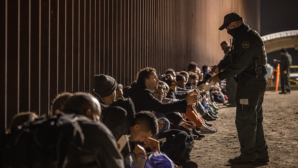 Ein CBP-Agent und Migranten