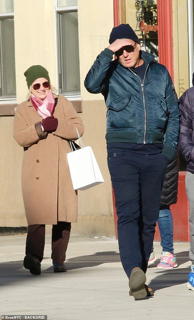 Amy Poehler wurde am Freitag bei einem seltenen Familienausflug mit ihrem Ex-Mann Will Arnett und ihren Kindern in New York City gesichtet
