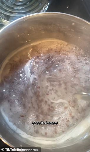 Sie vermischte zwei Esslöffel Leinsamen mit zwei Tassen Wasser und brachte die Flüssigkeit zum Kochen