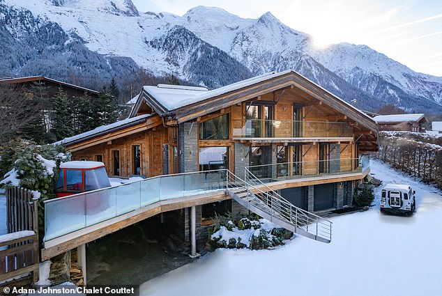 Schauen Sie sich das Chalet Couttet an, den Schneepalast mit fünf Schlafzimmern am Fuße des Mont Blanc, der einen ultra-luxuriösen Aufenthalt in Chamonix bietet