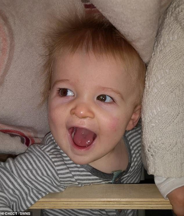 Kirstin Smith, 29, eine Grundschullehrerin aus Shetland, Schottland, bemerkte einen „trüben Fleck“ (Bild rechts) im Auge ihres zweijährigen Sohnes Kian, als er vor dem Fernseher spielte