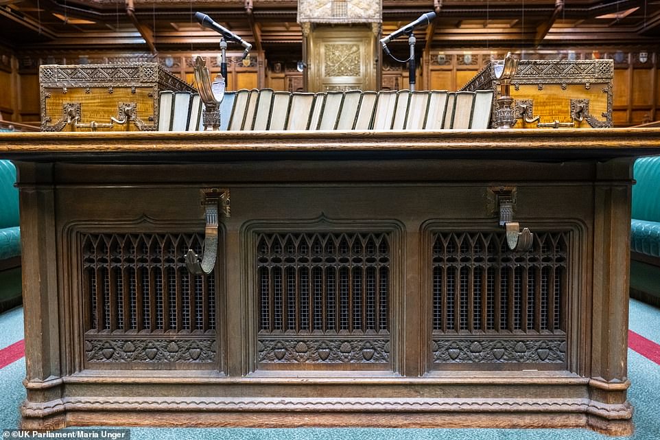In der Mitte des Unterhauses im Palace of Westminster befindet sich der Tisch des Repräsentantenhauses, an dem drei Stühle für die Angestellten des Repräsentantenhauses stehen