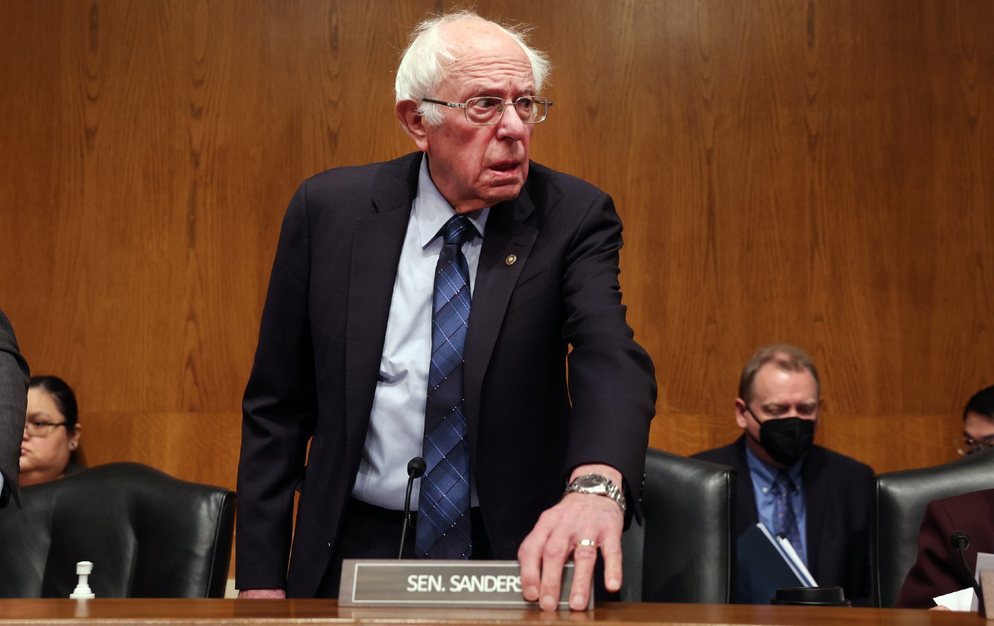 Senator Bernie Sanders kommt zu einer Anhörung des Senatsausschusses für Gesundheit, Bildung, Arbeit und Renten zum Thema Gewerkschaften am 14. November 2023 in Washington, DC
