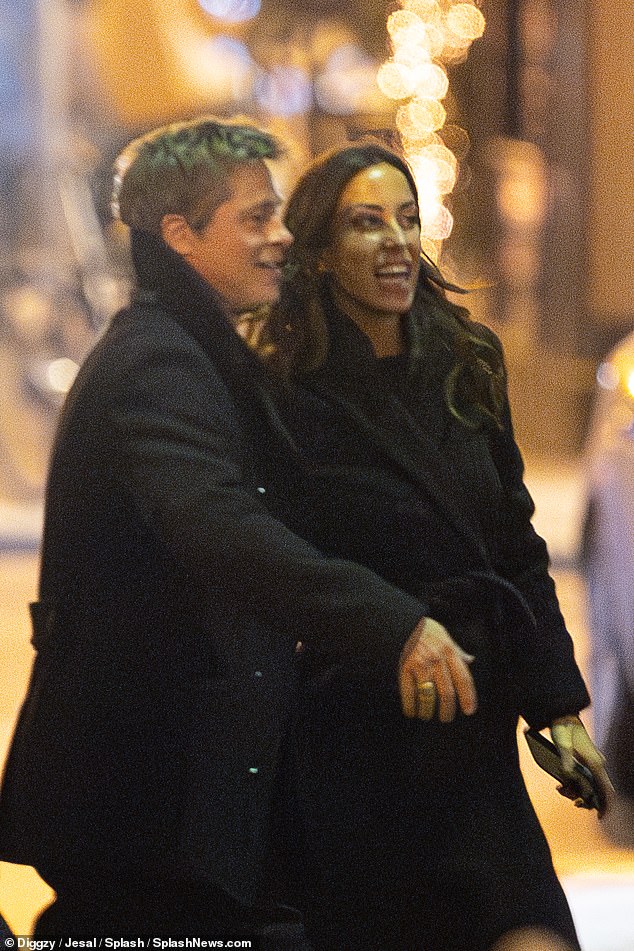 Brad Pitt legte eine sehr gemütliche Darbietung hin, als er an seinem 60. Geburtstag mit seiner Freundin Ines de Ramon in Paris unterwegs gesehen wurde
