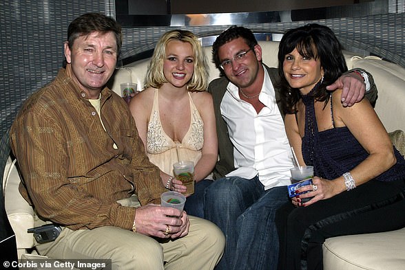 Britney mit ihrem Vater, ihrem Bruder und ihrer Mutter im Jahr 2006. Ihre Eltern trennten sich