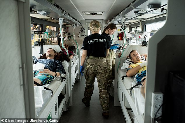 Sanitäter überprüfen am 11. August 2023 im Oblast Saporischschja, Ukraine, den Zustand verwundeter Soldaten im Reanimationsbus
