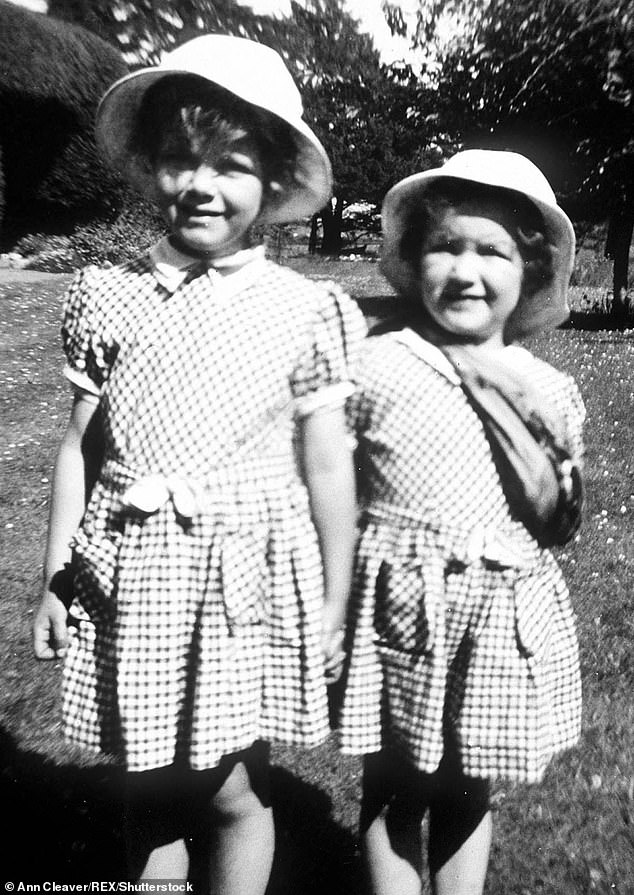 Camilla, vier Jahre alt, und Schwester Annabel, zwei, wurden 1952 gemeinsam fotografiert