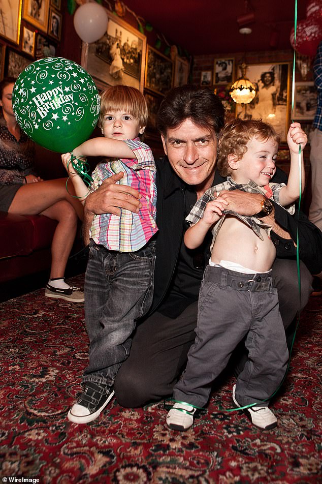 Sheen und Mueller begrüßten die beiden Kinder im Jahr 2008 während ihrer turbulenten dreijährigen Ehe von 2008 bis 2011;  Er wird im September 2011 mit seinen Söhnen gesehen