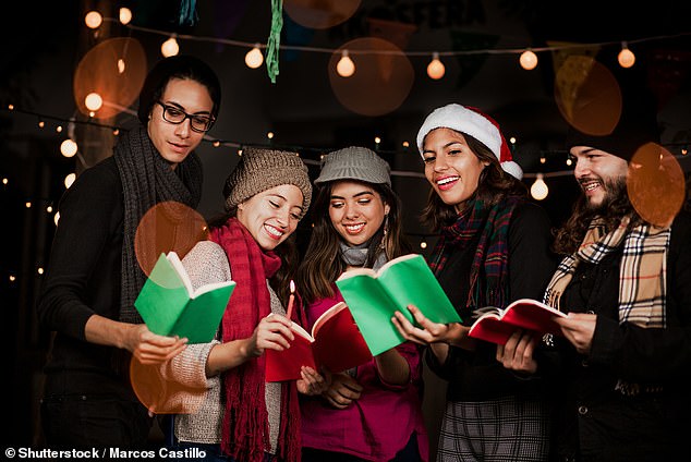 Freunde singen Weihnachtslieder am 25. Dezember (Archivbild)