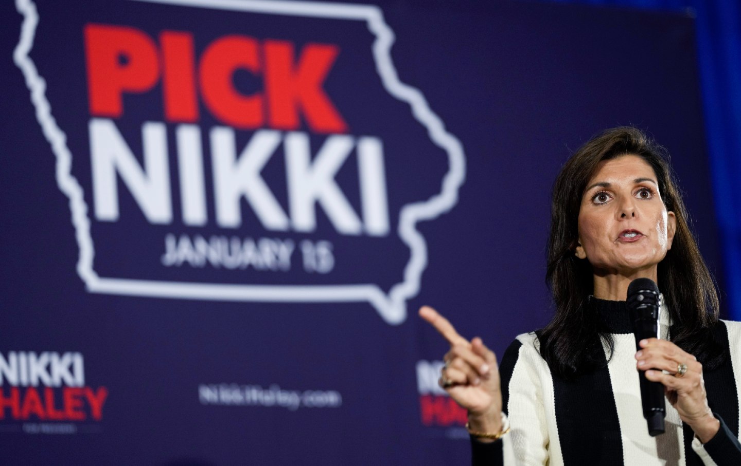 Die republikanische Präsidentschaftskandidatin Nikki Haley spricht während einer Bürgerversammlung am 8. Dezember 2023 in Sioux City, Iowa.