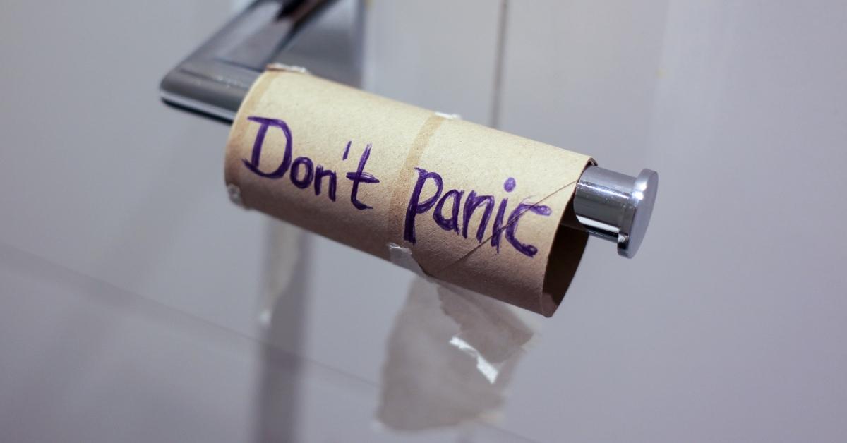 Leere Toilettenpapierrolle mit "keine Panik" darauf geschrieben