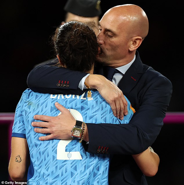 Dem ehemaligen spanischen Fußballchef Luis Rubiales wurde vorgeworfen, Lucy Bronze beim WM-Finale „gewaltsam geküsst“ zu haben