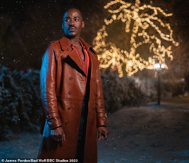 Doktor im Haus: Vor seinem vollständigen Debüt am Weihnachtstag als neuer Hauptdarsteller von Doctor Who sagte der 31-jährige Ncuti Gatwa, er plane, seine „wunderschöne Schwärze“ in die ikonische Rolle einzubringen