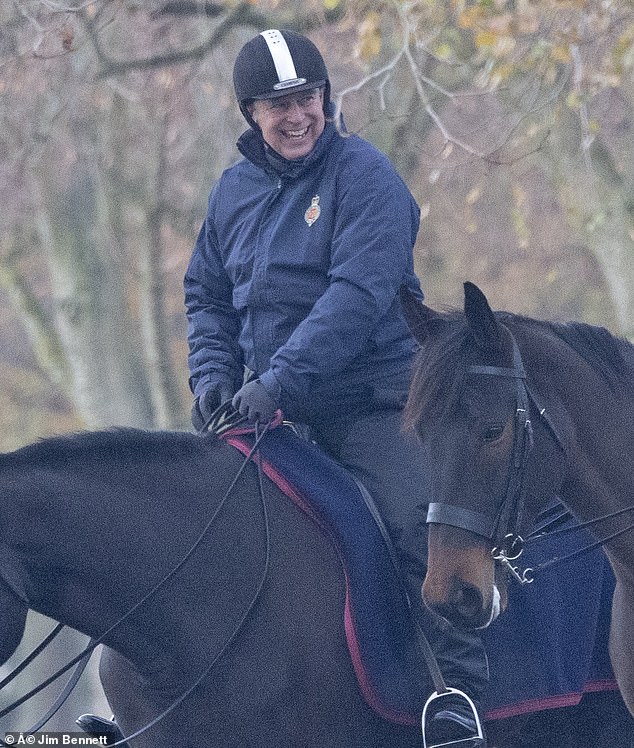Prinz Andrew wurde heute Morgen beim Reiten auf dem Gelände von Windsor Castle gesehen