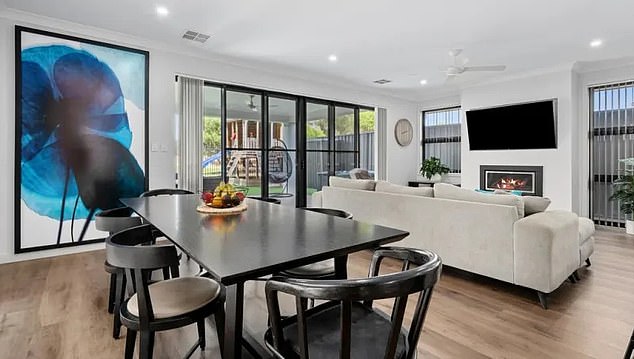 Das Luxus-Apartment befindet sich in Adelaide, im Küstenvorort West Lakes, 12 km vom Geschäftsviertel entfernt, und verfügt über vier Schlafzimmer und drei Badezimmer. Im Bild: Die Küche und der Essbereich