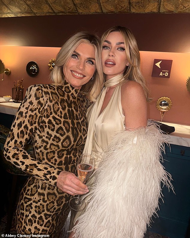 Die Anhänger von Abbey Clancy waren voller Ehrfurcht vor ihrer „heißen“ Mutter Karen, als das Mutter-Tochter-Duo am Freitag Kylie Minogues ITV-Special besuchte