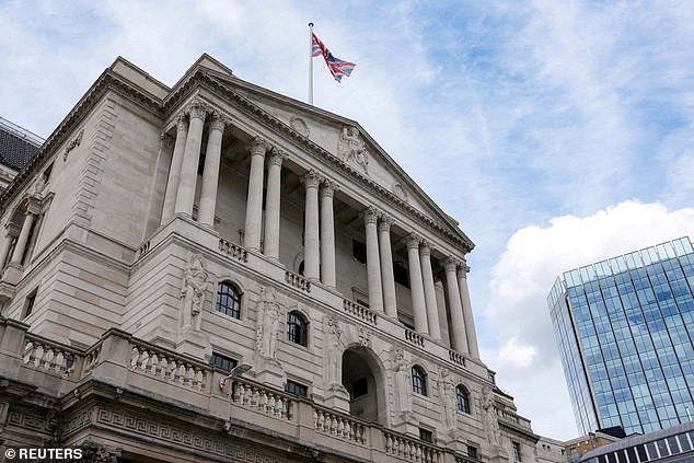 Fünf Millionen Hypothekenkreditnehmer müssen in den nächsten drei Jahren mit einer typischen Erhöhung ihrer monatlichen Rückzahlungen um 240 Pfund rechnen, warnte die Bank of England (im Bild).