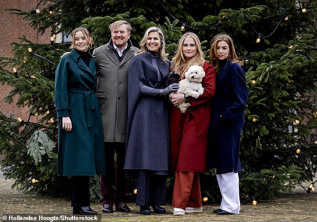 Die niederländische Königsfamilie hat ihren Hund Mambo für ihr diesjähriges Weihnachtsfotoshooting engagiert