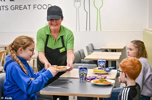 Die Supermarktkette setzt ihr Engagement für Familien und ältere Menschen in ihren 205 Cafés fort – mit warmen und kalten 1-Pfund-Menüs für Kinder sowie Suppe, einem Brötchen und einem Heißgetränk für die über 60-Jährigen