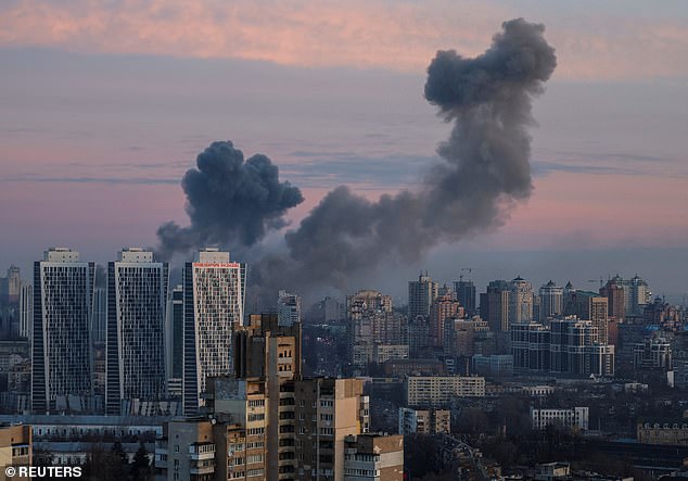 Nach einem russischen Raketen- und Drohnenangriff in Kiew am 29. Dezember 2023 steigt Rauch in den Himmel über der Stadt