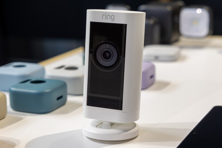 Die Ring Stick Up Cam Pro wird auf der Amazon-Herbstveranstaltung „Geräte und Dienste“ 2023 ausgestellt.