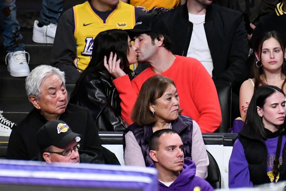 Die schwangere Ashley Benson küsst ihren Ehemann Brandon Davis beim Basketballspiel der Los Angeles Lakers