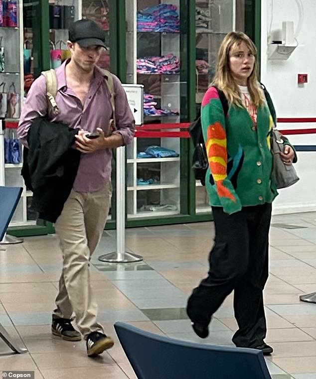 Die schwangere Suki Waterhouse und ihr Freund Robert Pattinson hielten sich bedeckt, als sie sich nach ihrer gemeinsamen Babymoon auf den Weg durch den Flughafen St. Lucia machten