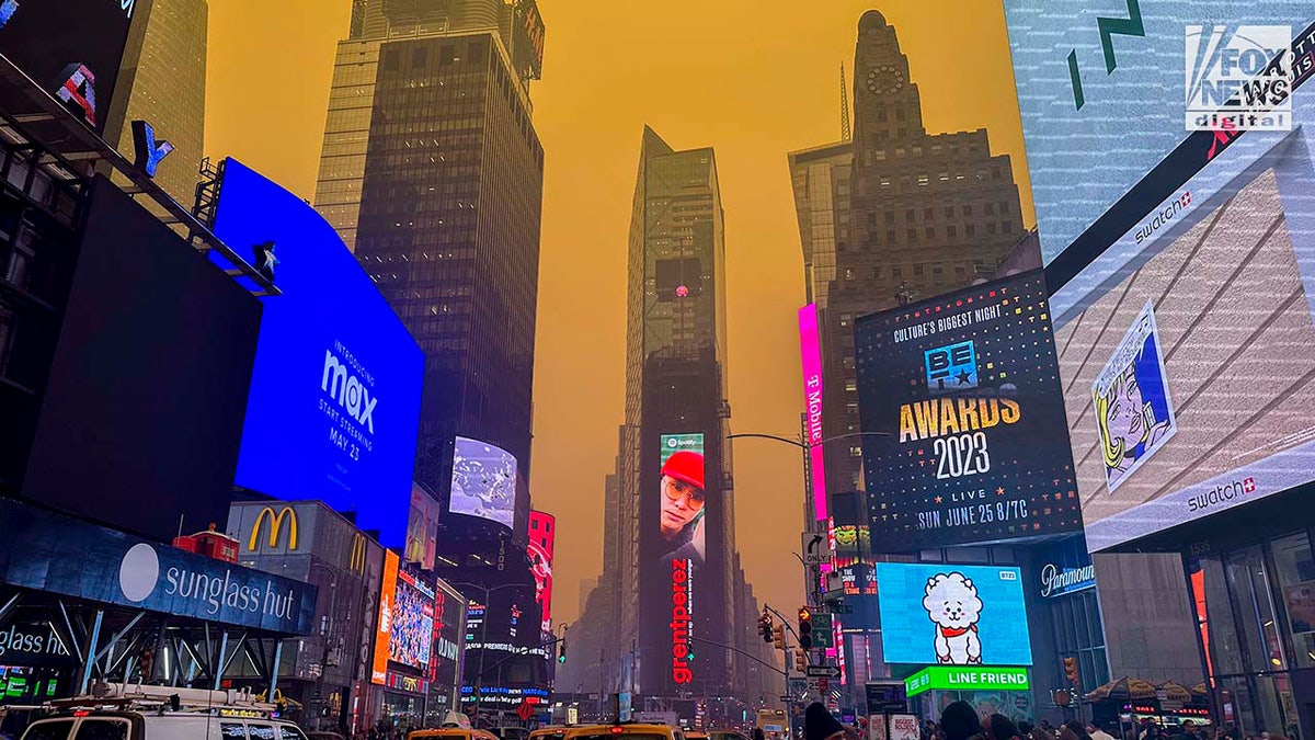 Rauch von kanadischen Waldbränden steigt über dem New Yorker Times Square auf