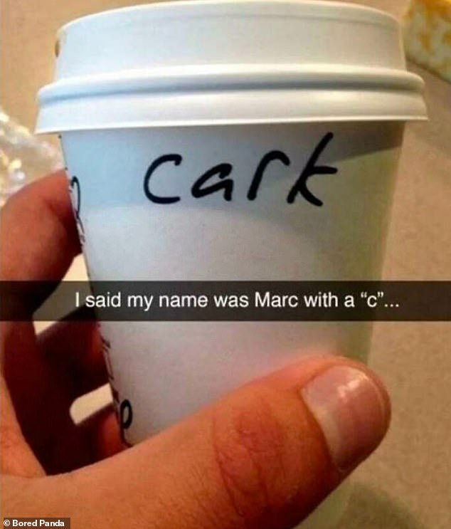 Ein ahnungsloser Starbucks-Kunde namens Mark tat sein Bestes, um den Mitarbeitern des US-Kaffeehauses dabei zu helfen, seinen Namen richtig zu buchstabieren, bekam aber stattdessen einen Take-Away-Becher mit der komischen Aufschrift „Cark“.