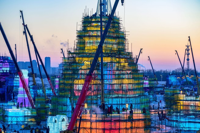 Arbeiter bauen Eisstrukturen für die 25. Harbin Ice and Snow World in China
