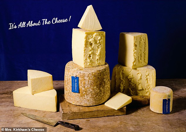 Die Food Standards Agency sagte, einige Leute hätten den Käse möglicherweise unwissentlich in festlichen Körben und Wurstbrettern erhalten.  Archivfoto einiger Käsesorten der Farm