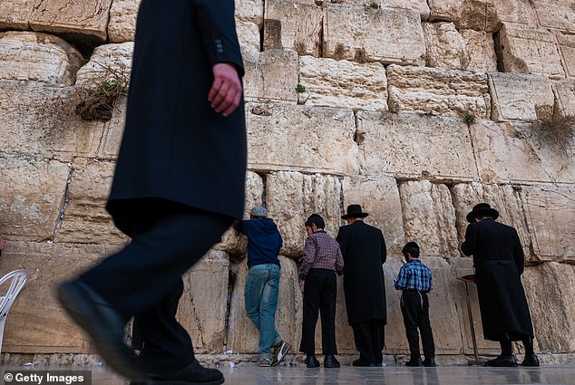 Männer beten an der Klagemauer in der Altstadt von Jerusalem, während der Konflikt zwischen ihnen andauert