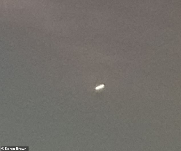 Karen Brown aus Stockport schaute aus ihrem Küchenfenster, als sie das unbekannte Flugobjekt (UFO) entdeckte.