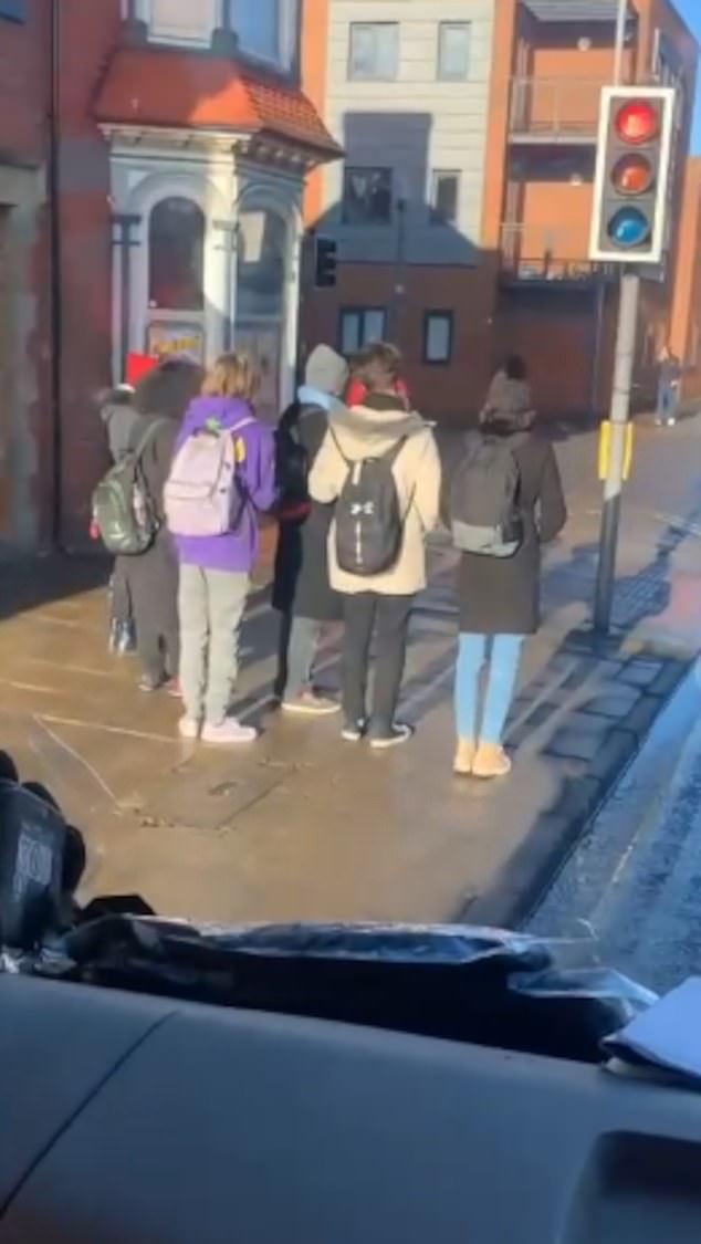 Dies ist der erschütternde Moment, als eine Gruppe amerikanischer Studenten an einer roten Ampel anhielt – weil sie dachten, sie sei für Fußgänger gedacht