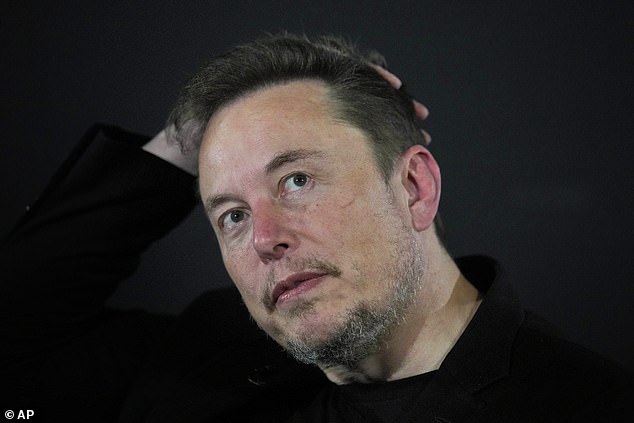 Elon Musk stellt den Bericht des Verschwörungstheoretikers Alex Jones wieder her, nachdem er eine öffentliche Abstimmung abgehalten hat – obwohl er die Schießerei an der Sandy-Hook-Schule wiederholt als Schwindel bezeichnet hat
