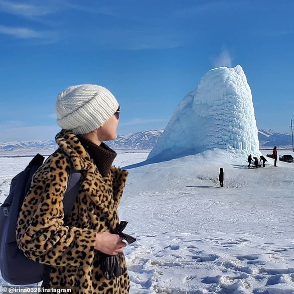 Die Region Almaty in Kasachstan ist mit einer dicken Schnee- und Eisdecke bedeckt, doch das raue Wetter hat Tausende Menschen nicht davon abgehalten, den „Eisvulkan“ der Region zu besuchen.