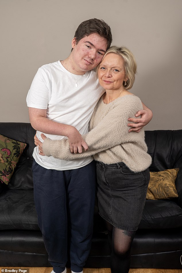 Bei Luci Griffins Sohn Alfie, 13, (im Bild zusammen) wurde vor sechs Jahren hartnäckige Epilepsie diagnostiziert und der Familie wurde vom NHS bisher medizinisches Cannabis verweigert.  Aber letztes Jahr boten Ärzte an, bei Alfie eine Hemispherotomie durchzuführen, bei der ein Teil seines Schädels vorübergehend entfernt werden würde, um sein Gehirn zu operieren