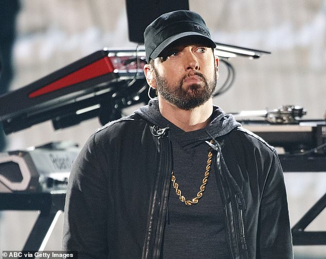 Eminem hat gesagt, er müsse in seinen Raps „fluchen“, um Platten zu verkaufen, aber es scheint, dass der König des Fluchens von einem anderen übertroffen wurde