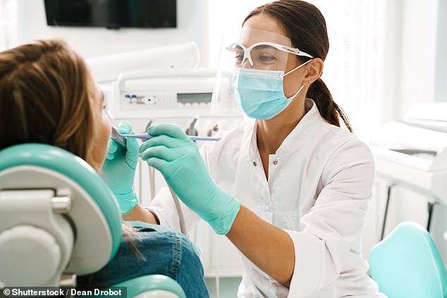 Zahnärztliche Leistungen müssen sich jetzt auf Vorsorgeuntersuchungen, Schmerzbehandlung und Notfallbehandlung beschränken, sagen Experten (Stockbild)
