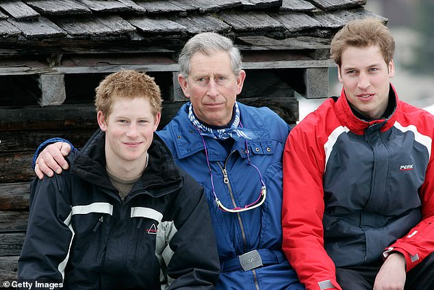 König Charles umarmt Prinz William und Prinz Harry während des Skiurlaubs der königlichen Familie in Klosters, Schweiz, am 31. März 2005